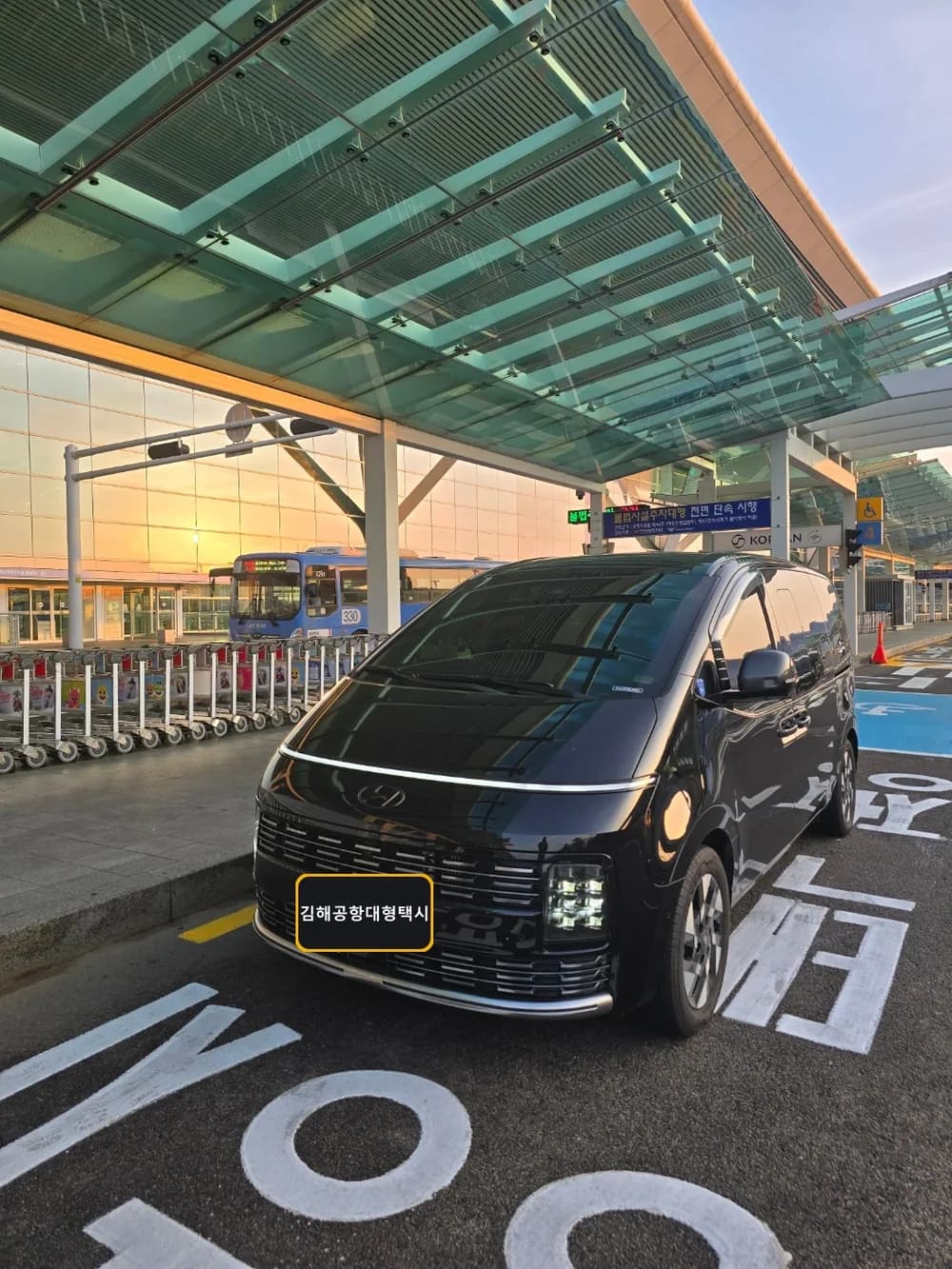 공항 청사 승하차장 지붕 아래 선 대형택시