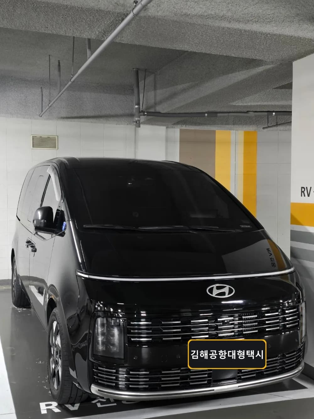 실내 주차장에 선 대형택시 앞모습